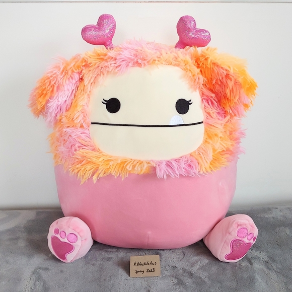 Squishmallows Caparinne Bigfoot Valentine's - Picture 1 of 7